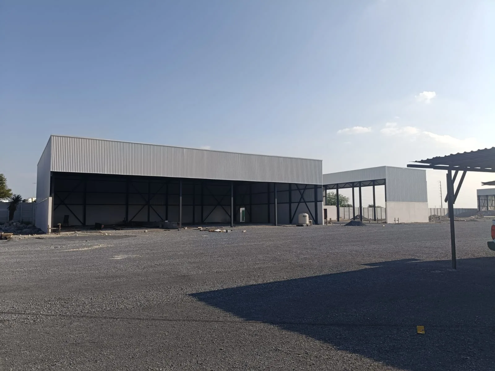 Exterior de la nave con fachada de lámina instalada