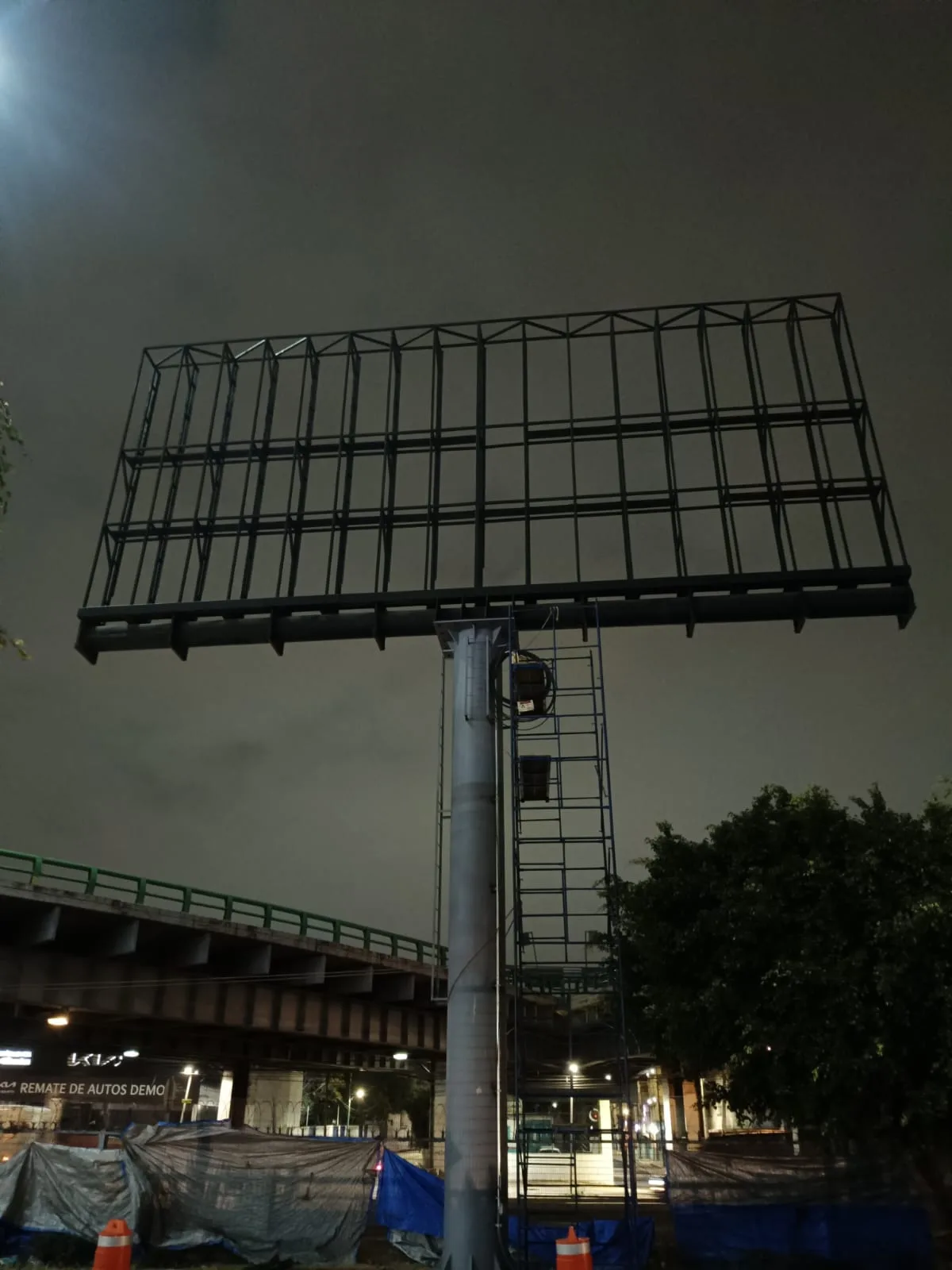 Cartelera metálica durante el montaje nocturno
