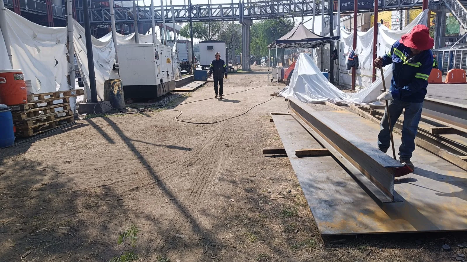 Trabajo sobre vigas alineadas junto a la banqueta
