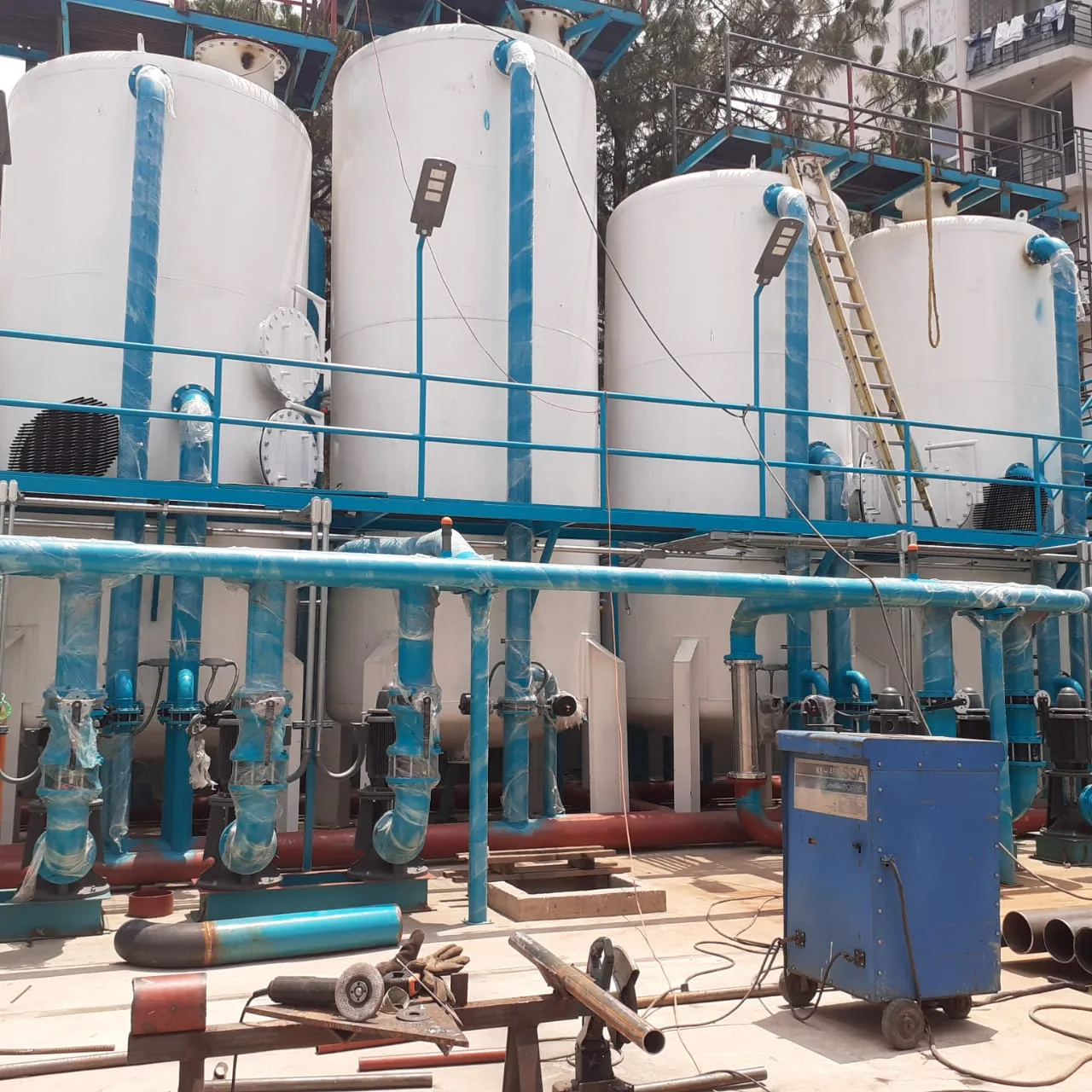 Tanques y red de tuberías en la instalación