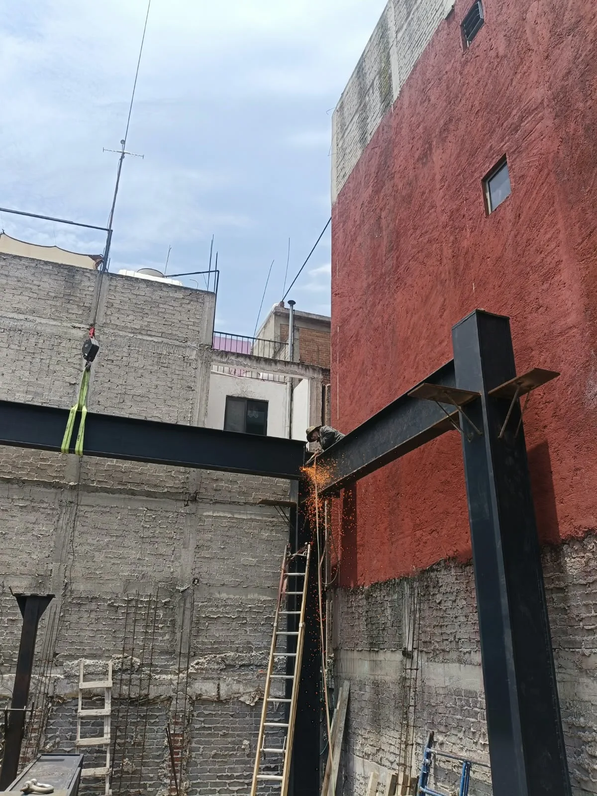 Vista de la estructura junto al edificio rojo