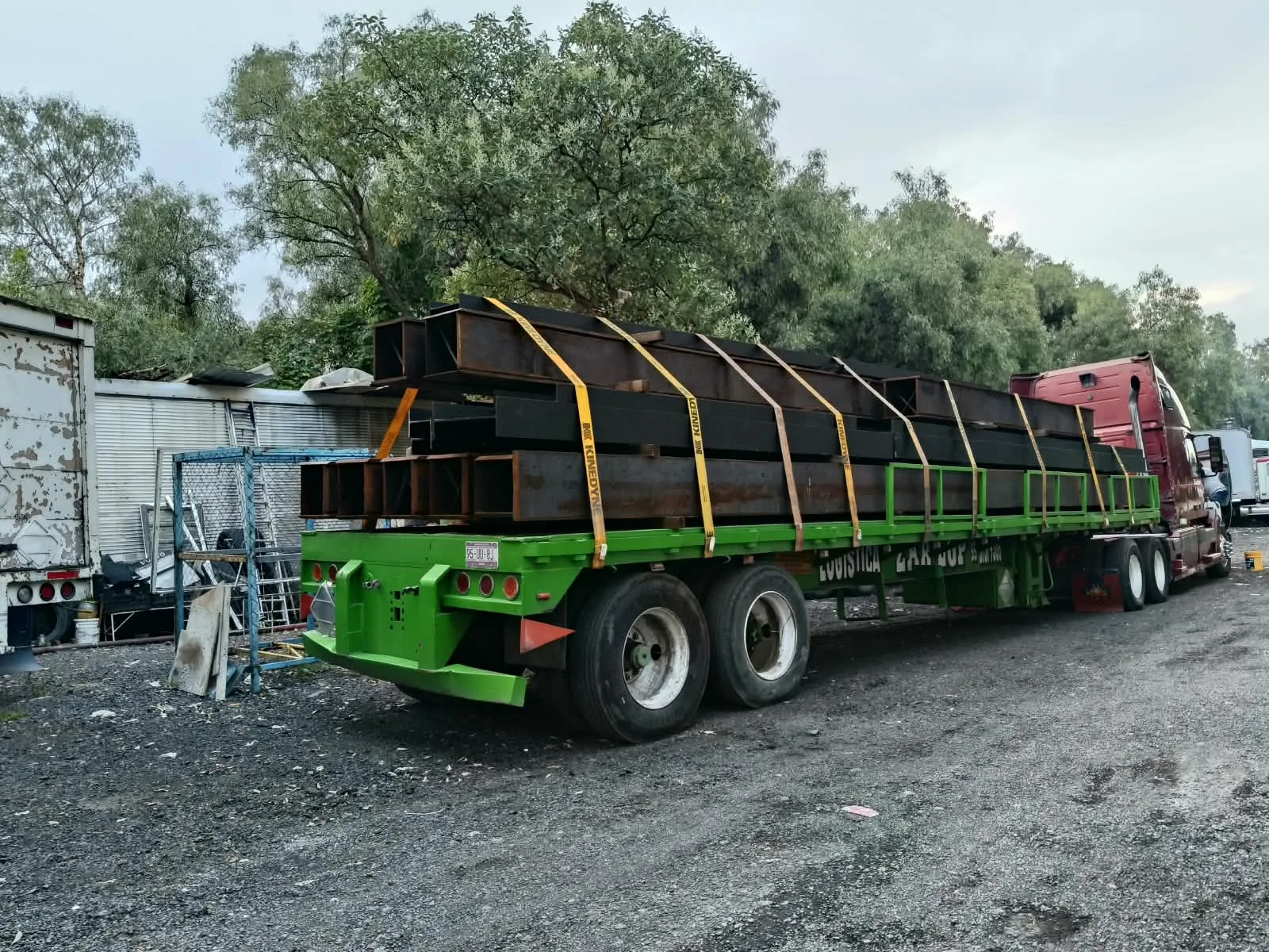 Plataforma cargada con elementos de acero