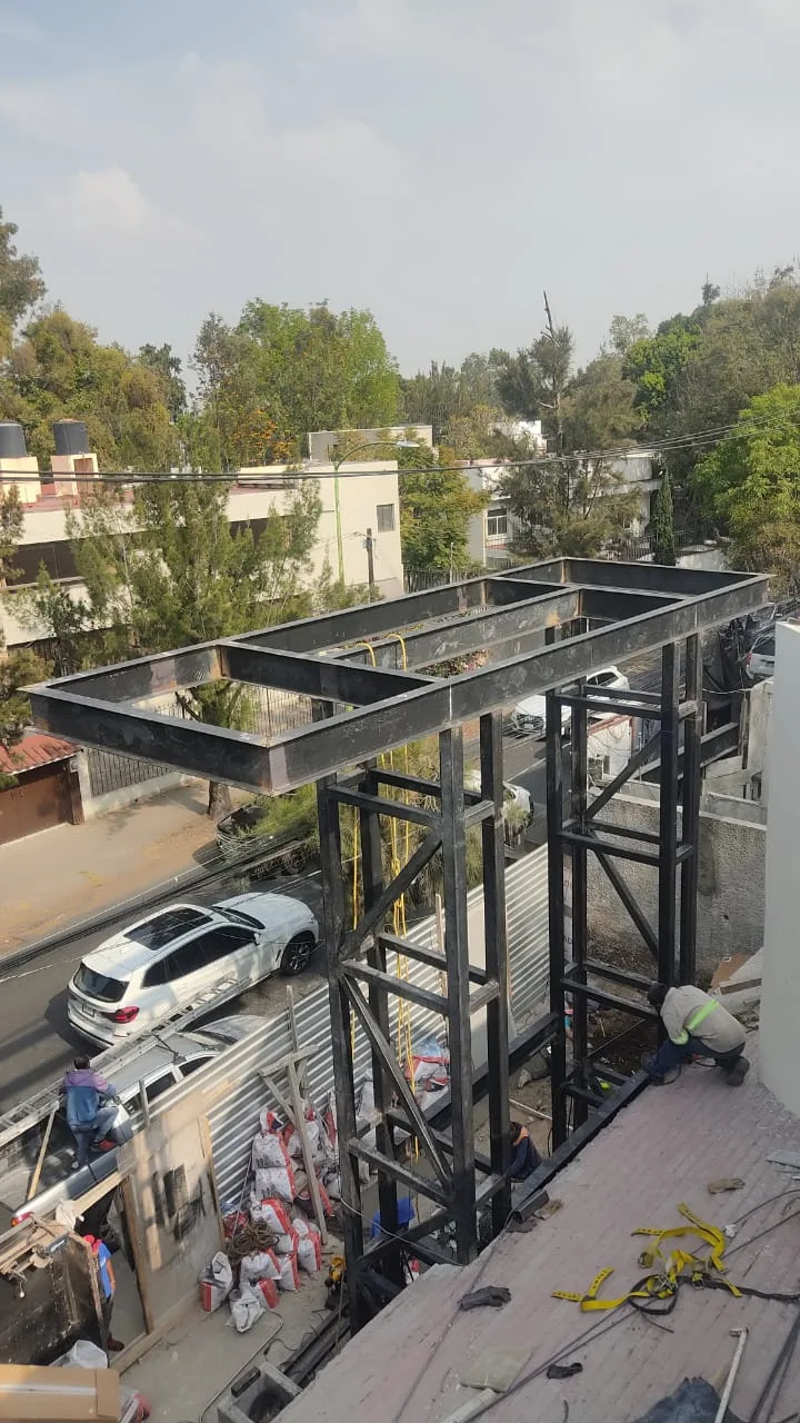 Estructura de acero montada junto a una calle