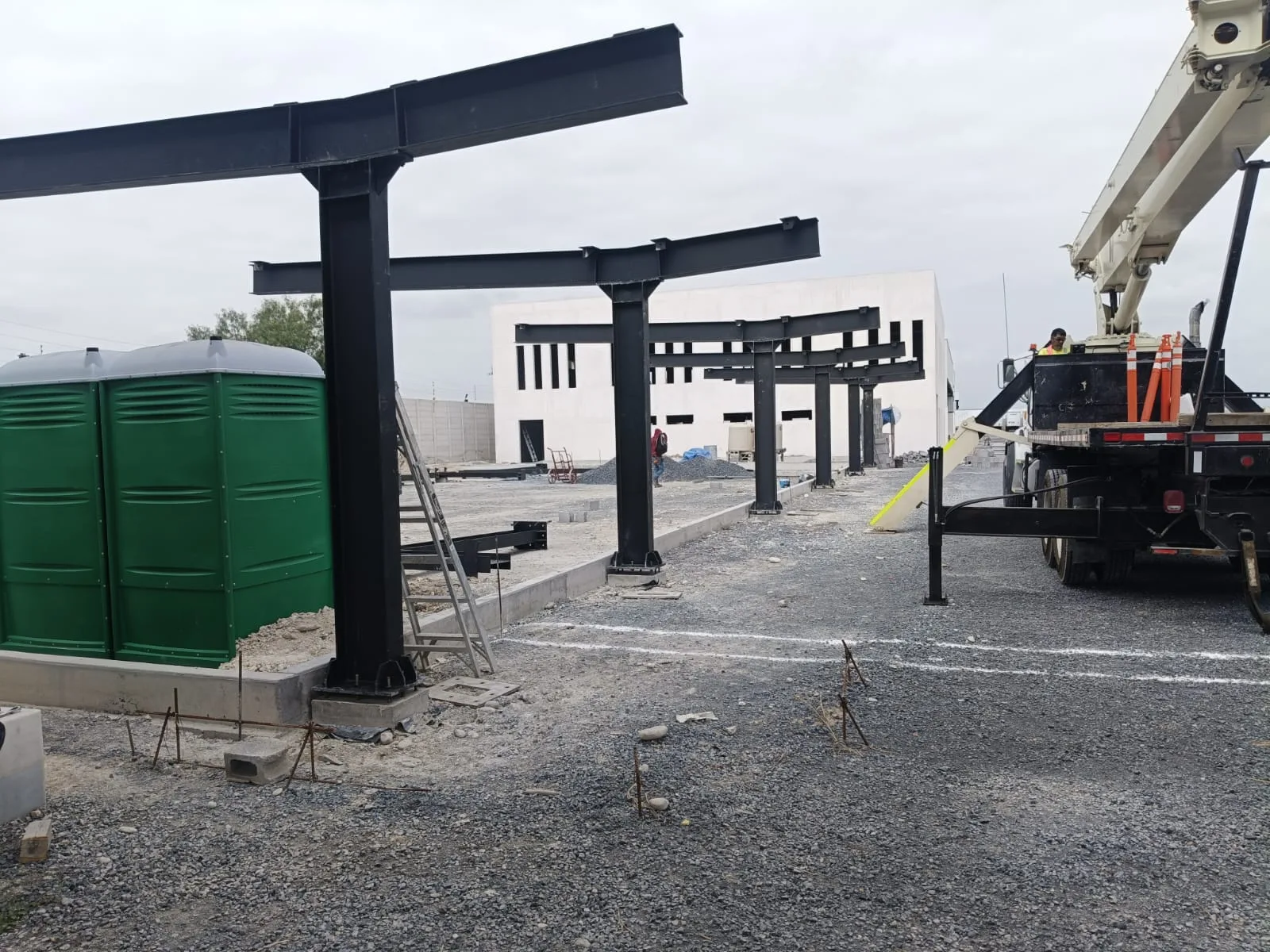 Secuencia de columnas y vigas colocadas